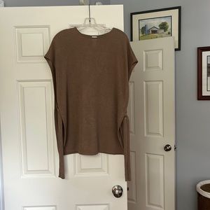 Knit vest with side vents and long ties